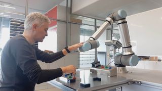 Mit seiner Anlage zur Demonstration von aktuellen MRK-Szenarien will das Institut für Arbeit und Gesundheit IAG so realitätsnah wie möglich zur Anlagensicherheit von Mensch-Roboter-Kollaborationen qualifizieren. (Bild: EKF Automation )