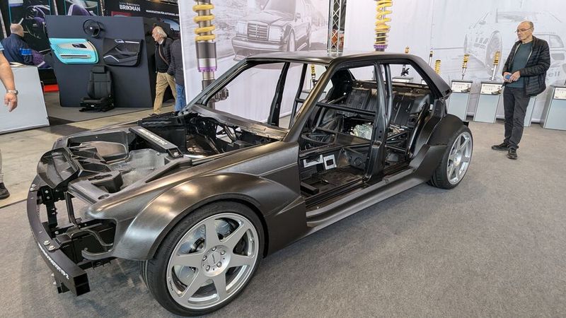 Schon eher ein typischer Restomod: Die Neuinterpretation des legendären Mercedes-Benz 190E 2.5-16 Evo II. Die Auslieferung des auf 100 Exemplare limitierten HWA EVO soll voraussichtlich zum Jahresende beginnen. (Bild: Dominsky – VCG)