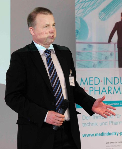 Dr. Dieter Pfeifle, Freudenberg Medical Europe, präsentiert in aller Kürze die Möglichkeiten seines Unternehmens als Auftragsfertiger für die Medizintechnikindustrie und ist bald darauf schon wieder ... (Bild: Reinhardt)