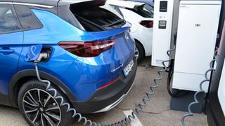 Ab 2035 sollen in der EU nur noch lokal emissionsfreie Fahrzeuge zugelassen werden. Manche Hersteller unterstützen die Pläne. (Bild: Rehberg/VCG)