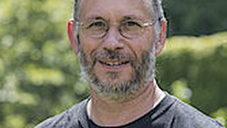 Claus-Michael Lehr versucht, biologische Barrieren beim Arzneimittelwirkstoff-Transport zu überwinden. (Bild: Uni Saarland)