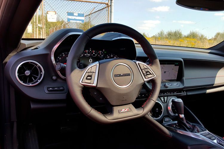 Die Kommandozentrale ist verglichen mit dem Vorgänger sportlicher und eleganter ausgefallen. Die schlanke, horizontal geprägte Instrumententafel sitzt oberhalb einer flachen Mittelkonsole, die zwei tief angeordenete Luftausströmer beherbergt. (Foto: Jens Meiners)