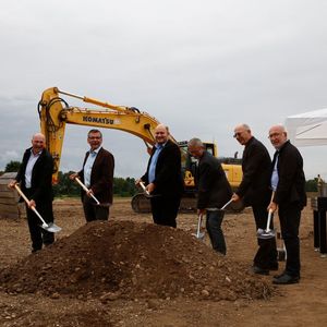 Spatenstich bei Siegmund in Oberottmarshausen: (von links) Georg Stadler (Leiter Hochbau), Bürgermeister Gerhard Mößner, Juniorchef Daniel Siegmund, Architekt Gerhard Glogger,
Seniorchef Bernd Siegmund sowie Stellvertreter des Landrats Heinz Liebert.