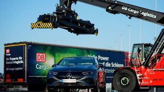Mit der Eröffnung des ALC setzt Mercedes-Benz mithilfe von DB Cargo auf die „grüne Schiene“. (DB)