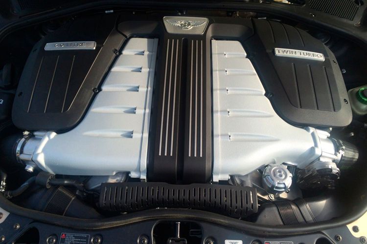 Den meisten Redaktionsmitgliedern hätte sicher die V8-Variante schon ausgesprochen viel Freude bereitet. Aber gegen den Twinturbo-Zwölfzylinder mit 590 PS hatte keiner etwas einzuwenden. (Foto: Michel / »kfz-betrieb«)