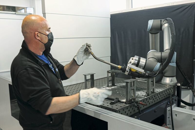 Auch bei Einzelstücken effizienter als Handschweißen: Die Roboterzelle mit Cobot lässt sich einfach durch Teachen programmieren.   (Ruben Sprich/Trumpf)