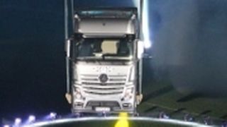 Bei Rosier „flog“ der neue Actros ins Paderborner Stadion. (Rosier)