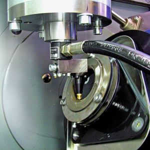 Bild 1: In der Kombination des thermischen Spritzens von Hartstoffschichten und nachfolgendem Glattwalzen erzielt man in Umformwerkzeugen verschleißfeste Wirkflächen.