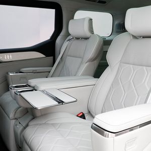 Der flexible Innenraum des Sechssitzers wird von zwei Ledersesseln dominiert, die direkt aus der First Class eines Flugzeugs stammen könnten.(Bild:  Volvo)