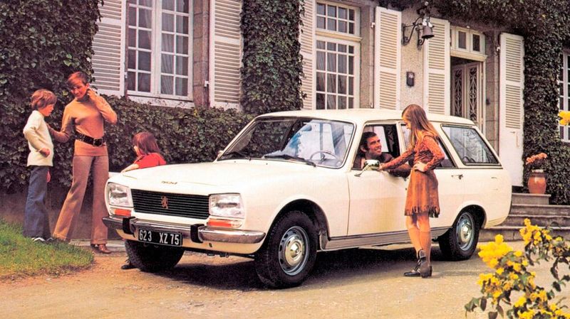 Bon voyage seit 100 Jahren: Es sind vor allem Familienautos in ikonischem Design wie der Peugeot 504, mit denen die französische Marke in Deutschland populär wurde. (Bild: Peugeot)