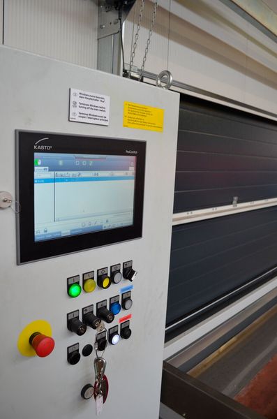 Die Bedienung der Kasto-Lagersysteme ist aufgrund der Touch-Displays nebst grafischer Benutzeroberfläche einfach und intuitiv machbar. (Bild: Kasto)