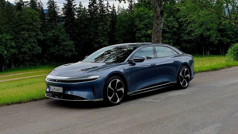 Mit dem mindestens 85.000 Euro teuren Air Pure RWD bietet Lucid erstmals ein Modell unter 100.000 Euro an.(Bild:  Mauritz – VCG)