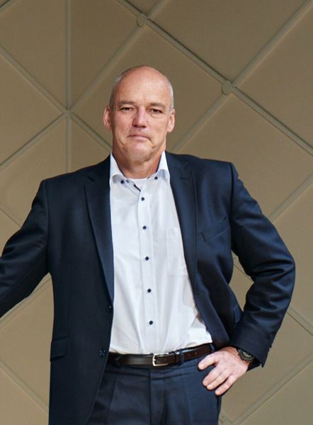 Werner Tietz wird zum 1. Juli neues Vorstandsmitglied bei der VW-Tochter Seat. Zu seinen priorisierten Aufgaben gehören laut Seat die weitere Elektrifizierung sowie die Innovationsprojekte für sicheres und effizienteres Fahren. Daneben verantwortet er die Designkonzeption aller Fahrzeuge der Marken Seat und Cupra.
Tietz ist Absolvent der RWTH Aachen und seit 1994 im VW-Konzern tätig. Er startete bei Audi und war dort unter anderem Interieur-Chef. 2011 wechselte er zu Porsche, wo er unter anderem an der Entwicklung des Taycan-Konzepts beteiligt war und die Einführung neuer Materialien vorantrieb. Zuletzt war er seit 2018 Mitglied der Geschäftsführung bei Bentley und Leiter der Entwicklungsabteilung, wo er eine neue Entwicklungsstrategie und die Grundlagen für die Elektrifizierung der Marke etablierte. (Seat)