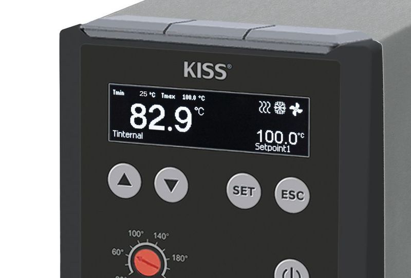 Abb. 3: Auf dem neuen OLED-Display werden alle wichtigen Daten angezeigt: Sollwert, Istwert, Temperaturgrenzen sowie Status von Heizung, Kühlung und Pumpe. (Peter Huber Kältemaschienbau)