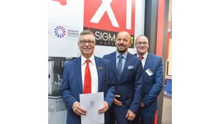 Mit SigmaNEST ist auf der EuroBLECH ein weiteres Unternehmen dem Industry Business Network 4.0 beigetreten. Igor Mikulina, Vorsitzender des Verbandes (Mitte), heißt hier im Bild den neuen Partner - vertreten durch Christoph Weber (links, CEO SigmaNEST GmbH) und Chris Cooper (rechts, Managing Director SigmaTEK Europe) willkommen. (IBN Systems)