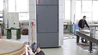 Das Hallenlüftungssystem Filtower zur Erfassung von Staub, Schweißrauch oder Ölnebel, ist aufgrund seiner hocheffizienten Querschnittstechnologien föderfähig. (Esta)