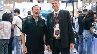 IEI aims to support factory automation in the German and European markets with its edge computing platforms. Y.T. Lee, Vice President of IEI (left), and Johann Wiesböck, former Editor-in-Chief of ELEKTRONIKPRAXIS. (Image:Johann Wiesböck)