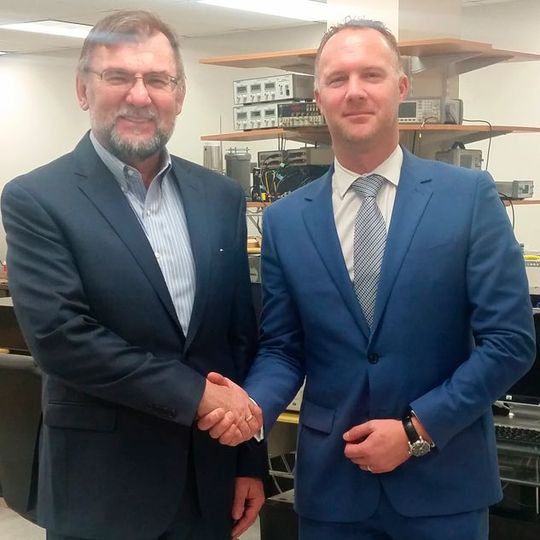 Freeman ist nun ein globaler Distributor für Lenterra Produkte. Hier, Tim Freeman und Dr Valery Sheverev.(Bild:  Freeman Technology)
