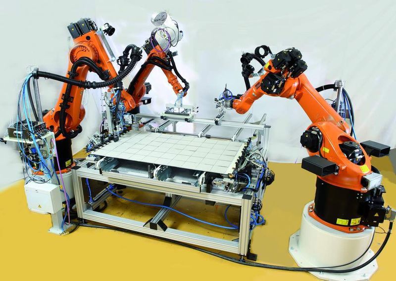 Die einzelnen Solarzellen werden von den Robotern genau auf der Glasscheibe positioniert. Bild: Kuka Systems (Archiv: Vogel Business Media)