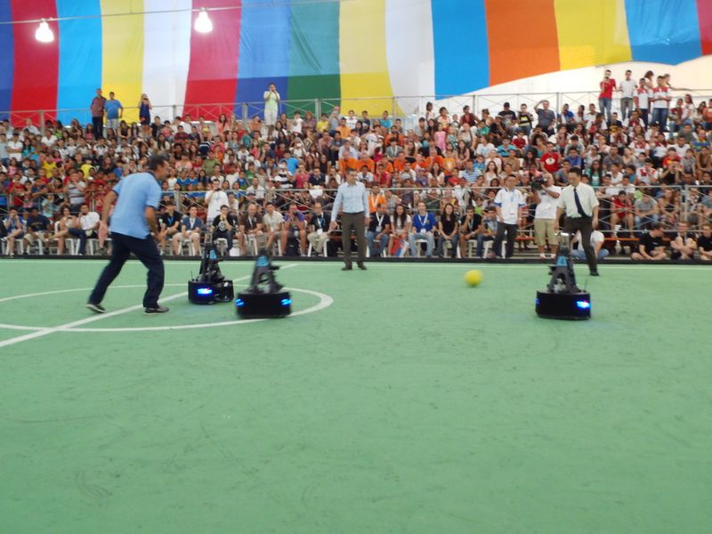 Nach der Weltmeisterschaft ist vor der Weltmeisterschaft! Während die Fußball-Weltmeister schon ihren verdienten Urlaub genießen, mussten die deutschen Roboter-Weltmeister noch in Brasilien schwitzen. Doch alle Anstrengungen haben sich gelohnt, Deutschland ist zum zweiten Mal Weltmeister in 2014. Das Team der TU Darmstadt gewann die RoboCup-Weltmeisterschaft in Brasilien mit dem Rettungsroboter Hektor. (RoboCup 2014)