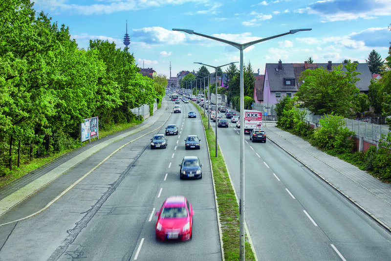 Nürnbergs Straßenbeleuchtung wird intelligent – seit 3 Jahren rüstet die fränkische Stadt auf LED-Leuchten von Thorn Lighting um. Die neuen Leuchten sparen der Stadt pro Jahr 800.000 kWh und können der jeweiligen Beleuchtungssituation angepasst werden: Das Programm reicht von einer Optik für nasse Fahrbahnen bis zur Beleuchtung für schmale, breite und extrabreite Straßen wie Autobahnen. (© Andrea Flak Fotografie)