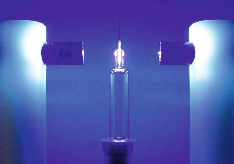 Der Klebstoff Vitralit 7041 MV aus dem Hause Panacol ist speziell für das Einkleben von Spritzennadeln in Kunststoff- oder Glasspritzen geeignet. (Panacol)