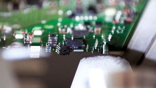 Mit dem automatisierten Selektivlöten (von unten) kann jede einzelne Lötstelle separat programmiert werden. So wird in der Serienfertigung eine höhere Qualität, Prozesssicherheit und Reproduzierbarkeit der Lötergebnisse erreicht. Bild: Ortgies (Archiv: Vogel Business Media)