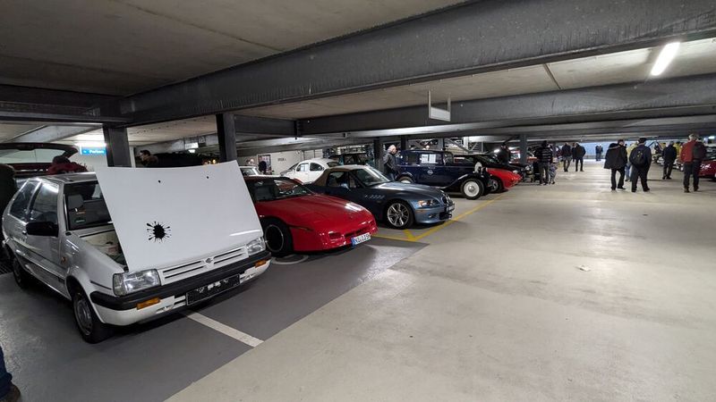 Auf mehreren Etagen des Messe-Parkhauses erstreckt sich traditionell die Verkaufsfläche für meist private Young- und Oldtimerangebote. Hier nicht fündig zu werden, ist fast unmöglich. (Bild: Dominsky – VCG)