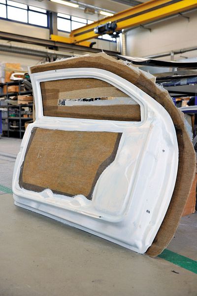 Die Bioverbundkunststoff-Tür mit Flachsgewebe des Bio-concept-Cars besteht aus Innen- und Außenseite, ist hoch stabil und wiegt nur 14 kg, die Serientür bringt 38,5 kg auf die Waage. (Bild: FNR/Hardy Müller)