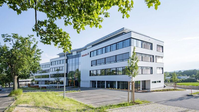 Im 2019 fertig gestellten Kunden- und Technologie Zentrum (CTC) in Detmold arbeiten auf etwa 14.000 Quadratmetern Nutzfläche ungefähr 650 Mitarbeiter.
