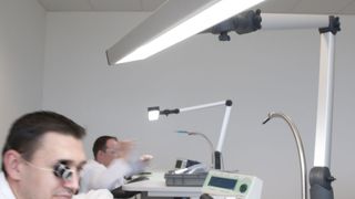 Die Leuchte liefert ein sehr homogenes Licht, was sehr wichtig ist an Arbeitsplätzen der Feinmechanik oder Uhrenindustrie. (Bild: LED2WORK)