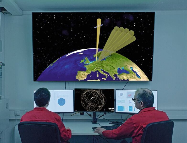 Weltraumüberwachung mit GESTRA: Elektronisch gesteuerte Antennen ermöglichen, aufgespürte Objekte zu verfolgen und den Weltraum gleichzeitig nach weiteren zu durchsuchen. ( Fraunhofer FHR / Uwe Bellhäuser)