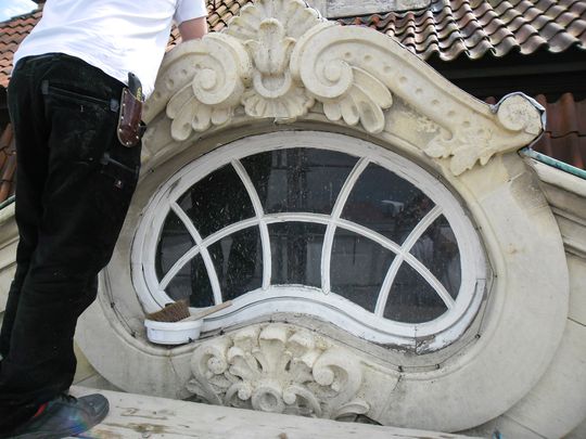Das Giebelfenster im Mittelrisalit vor der Bearbeitung.   (Bild:  Kramp & Kramp/Kreidezeit)