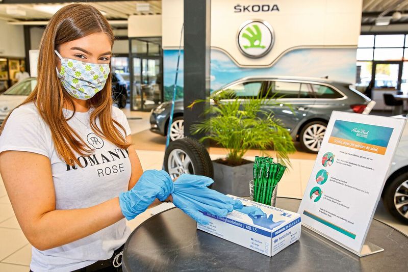 Auch Einmalhandschuhe sollen die Sicherheit des Personals wie der Kunden verbessern. (Bild: Skoda)