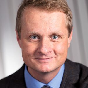 Zur Ermittlung der optimalen Lösungsvariante für eine anspruchsvolle Prozessmessung muss als erstes das eigentliche Messziel genau definiert werden. „Soll mit der Prozessmessung eine einfache Produkterkennung realisiert oder Prozessparameter gezielt optimiert werden?“ Je nach Antwort auf diese Fragestellung ergeben sich unterschiedliche Anforderungen in puncto Messgenauigkeit. Diese, gemeinsam mit dem Messmedium, dem Konzentrations- und Temperaturbereich sind bei der Auswahl der optimalen Messgröße und Berechnungsalgorithmen entscheidend. Es ist für den Anwender daher wichtig, seine Ist-Situation genau zu erfassen und sich  beim Kauf eines Sensors für einen Partner zu entscheiden, der über langjähriges Applikationsentwicklungs-Know-how verfügt. Darüber hinaus sollte auch auf die Vergleichbarkeit mit der Labormessung, Reaktionsgeschwindigkeit des Sensors auf Prozessänderungen, Robustheit sowie Wirtschaftlichkeit (Beschaffung, Integration, laufende Kosten und Service) geachtet werden.