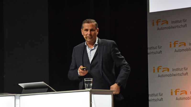 Engagierte Vorträge: Skoda-Chef Klaus Zellmer bei seinem Statement auf dem IfA-Gipfel im Jahr 2023 (Archivfoto).(Bild:  Grimm – VCG)