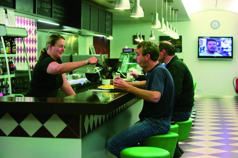 Im American Diner stärken sich Kunden und Mitarbeiter gleichermaßen. (Archiv: Vogel Business Media)