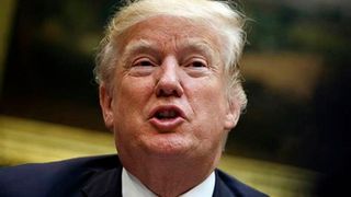 Donald Trump verfolgt nach eigenen Angaben zwar eine stringente Zollstrategie, doch das sehen andere nicht so. Vor allem die Demokraten lassen kein gutes Haar an den flatterhaften Entscheidungen ... (Bild: AP)