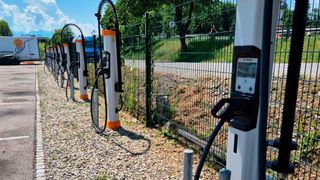 Das DC-Schnellladeunternehmen Kempower hat die von Formula Space entwickelte Anti-Diebstahl-Lösung CableGuard erprobt und zugeslassen. (Bild: Kempower)