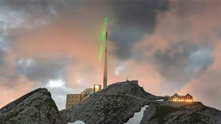 Ausgezuckt! Blick auf den laserbasierten Blitzableiter auf dem Berg Säntis, in den Schweizer Alpen. Der Laserspezialist Trumpf und die Uni Genf starten damit erfolgreich das EU-Projekt Laser Lightning Rod. (Trumpf)