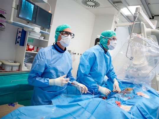 So sieht ein Katheter-Labor von innen aus: Der Kardiologe schiebt über die Leiste einen Führungskatheter zu einer verengten Stelle und weitet sie. (Bild:  BV-Med)