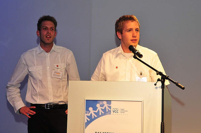 Die Schüler der Nürnberger Berufsschule ließen es sich nicht nehmen, sich persönlich bei ihrer Schule sowie bei der Redaktion autoFACHMANN / autoKAUFMANN zu bedanken. (Archiv: Vogel Business Media)