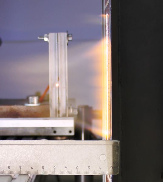 Bild 6: Large-Plasmaquelle mit Druckluftplasma. Das Lineal veranschaulicht die Ausdehnung des Plasmastrahls. (Bild: Fraunhofer-IWS)