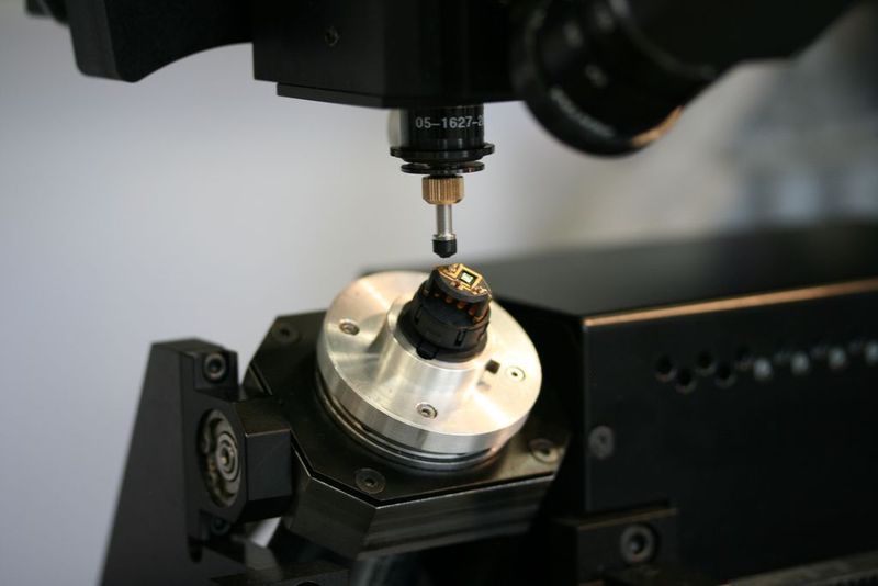 Mithilfe der 3D-Substrataufnahme von Häcker lassen sich sowohl konkave als auch konvexe 3D-MID-Komponenten in die optimale Position versetzen (Archiv: Vogel Business Media)