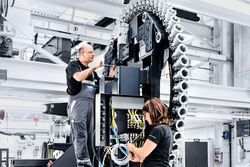 Teamwork: Gemeinsam montieren zwei Mitarbeiter der Deckel Maho Pfronten GmbH das hochmoderne Radmagazin einer Horizontal-Fräsmaschine (DMG Mori)