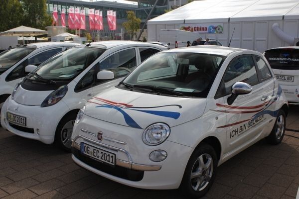 Bertha Benz Challenge 2012, 1. Tag: Präsentation der teilnehmenden Fahrzeuge auf dem Freigelände der Frankfurter Messe. Vorn im Bild der Fiat 500 Neumaqyer Tekfor mit der Startnummer 29. (Ulrich Steinlechner)
