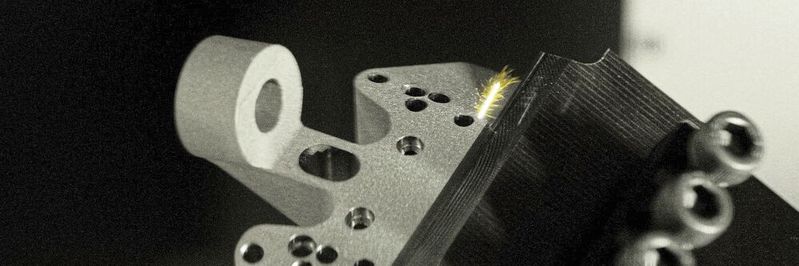 Die Fünf-Achs-Lasermaschine von GF Machining Solutions ist in der Lage, eine «matte» Oberfläche zu erzeugen, jedoch ohne den Abfall und das Risiko einer Oberflächenkontamination, wie sie beim Oberflächenstrahlen auftreten. Die Fünf-Achs-Lasermaschine von GF Machining Solutions ist in der Lage, eine «matte» Oberfläche zu erzeugen, jedoch ohne den Abfall und das Risiko einer Oberflächenkontamination, wie sie beim Oberflächenstrahlen auftreten.