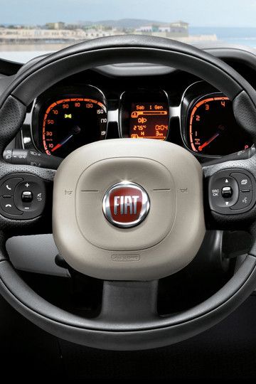 Auch das Lenkrad ist Halb-Kreis, Halb-Quadrat...  (Foto: Fiat)