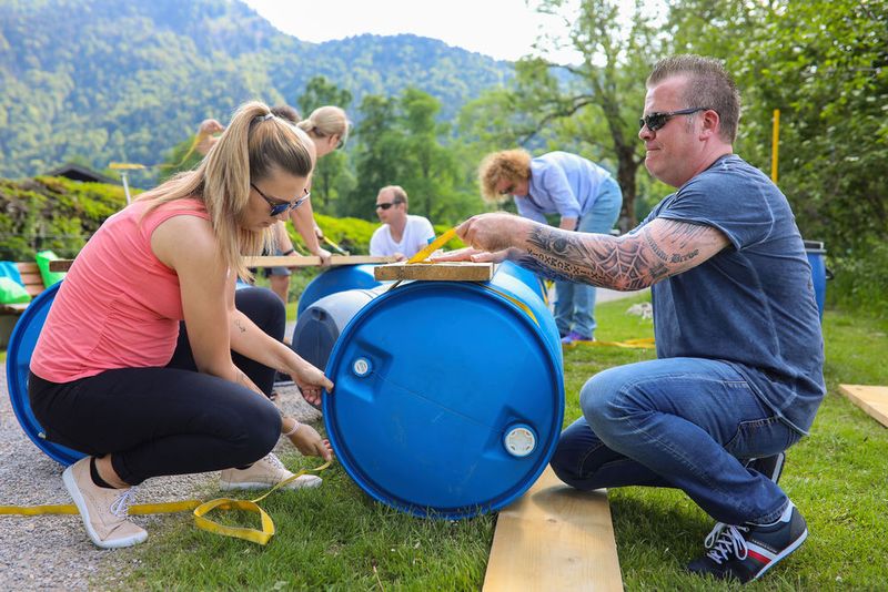Sina Fiedler (Herweck) und Heiko Holtgreife (Also) beim Floßbau. (Estos)