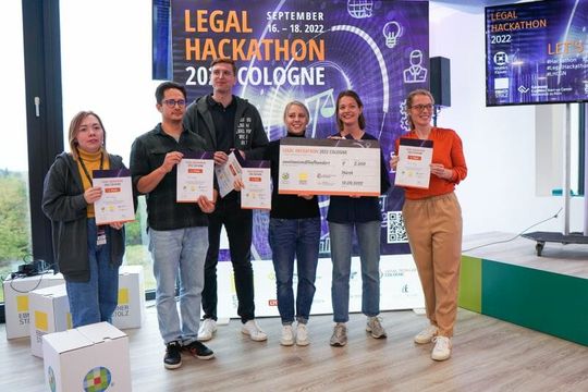(Die Siegerteams des Legal Hackathon 2022. (Bild: Wolters Kluwer))